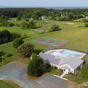 Community pool & tennis