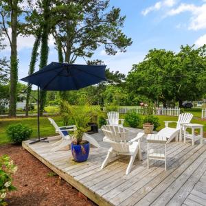 Mature plantings and gardens