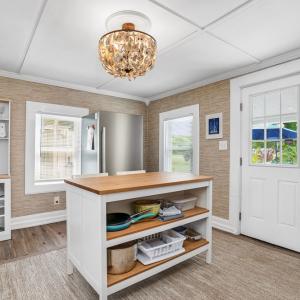 Kitchen, Kitchen conveys turn keys!