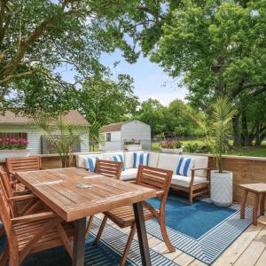 Side Deck, Furnishings convey!