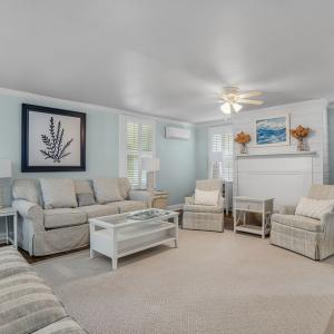 Living Room, All furnishings convey!