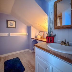 Upstairs Floor Bathroom 4