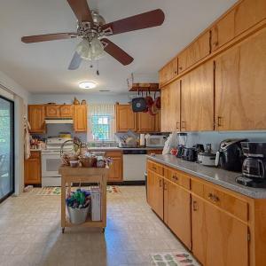 Kitchen w/Oak cabinets