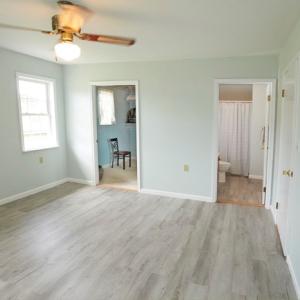 Primary w/ on suite & walk in closet