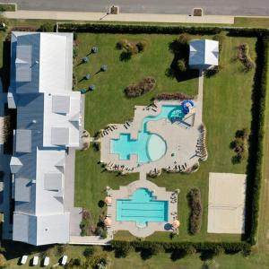 Bay Creek Club fitness center & pools