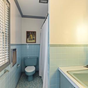 Full Bathroom 1