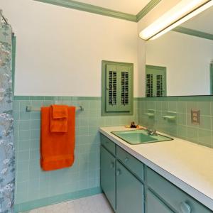Full Bathroom 2