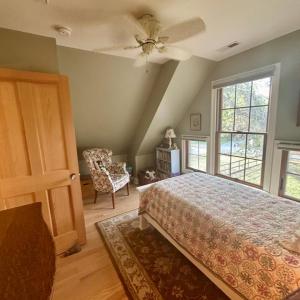 Upstairs smaller bedroom