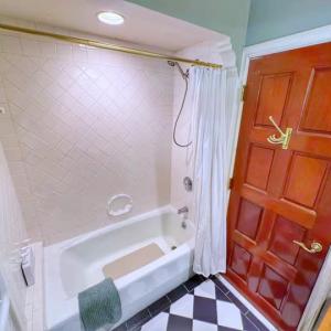 Guest suite bath