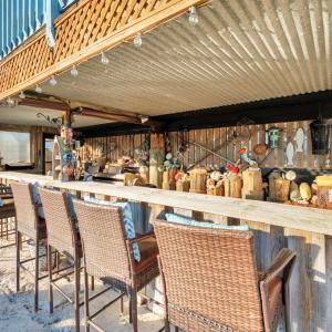 Full Outdoor Bar and Summer Kitchen!