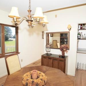 Diningroom with wet bar