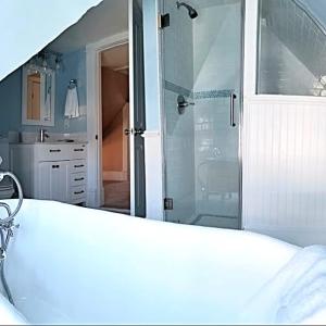 Third Floor Full Bathroom