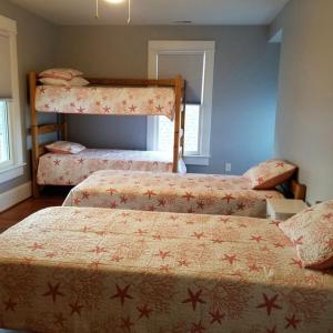 2nd Floor Bedroom, The same bedroom can be set up with 4 separate beds.