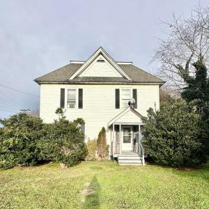 Front Entract to Apt A