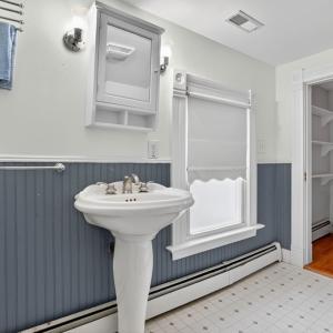 2nd Floor Full Bathroom