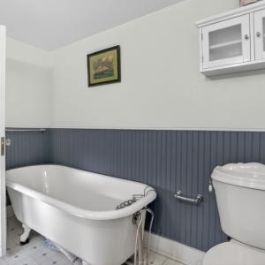 2nd Floor Full Bathroom