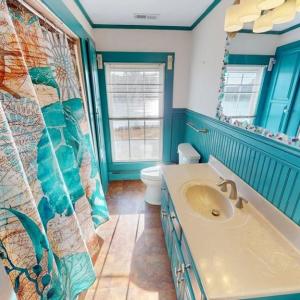 2nd floor full bath.