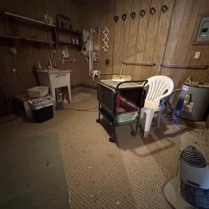 Tack room with hot/cold water.