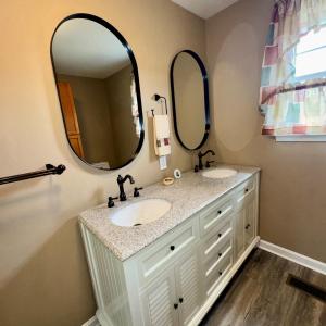 Freshly update full bath