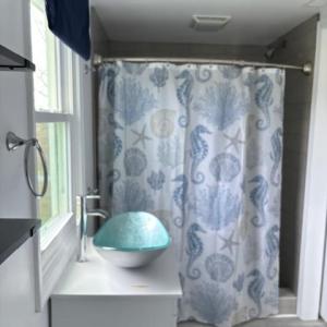owner's en suite bathroom