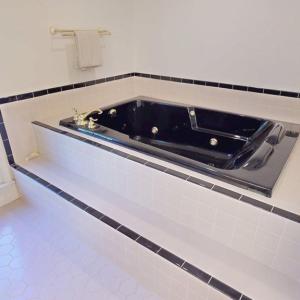 Jetted tub.
