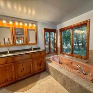 Primary bedroom ensuite with jetted tub