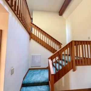 staircase to upper level