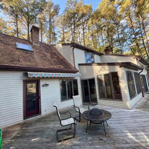 Deck - with entry into mudroom/laundry