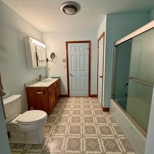 2nd floor hall bath