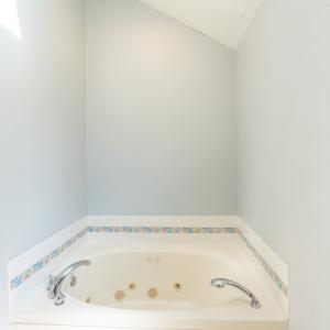 Soaking tub