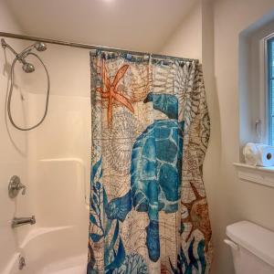 Upstairs hall full bath