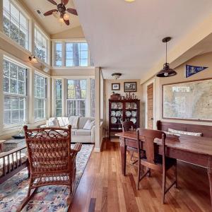 sunroom/dining area