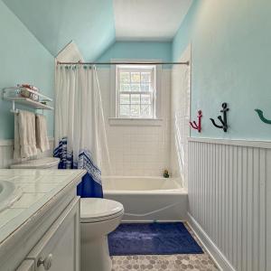 Upstairs Hall Bathroom