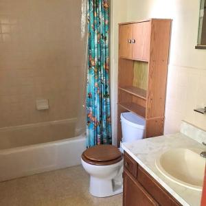 Unit B - Full Bathroom