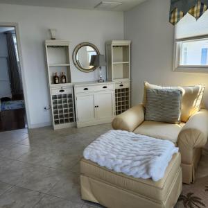 Guest Room/Library, With Waterview