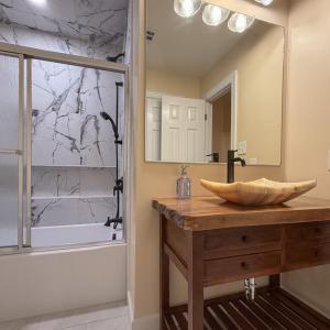 Full bath upstairs