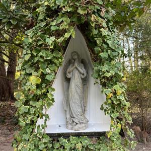 Alcove of ivy and angel