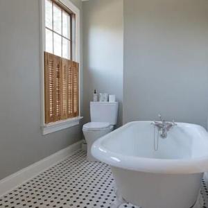 Upstairs Bathroom with Tub