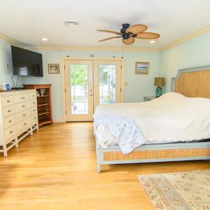 Primary Bedroom with deck acess