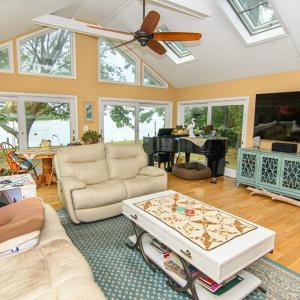 Vaulted Livingroom built by local builder Tommy Ar