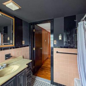 Secondary Full Bathroom