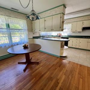 Kitchen eating area