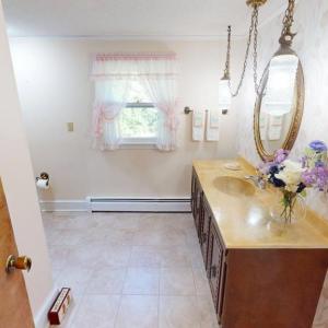 Second level full bath