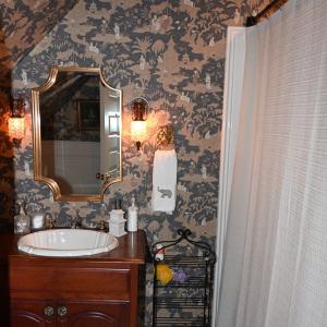 3rd floor N bedroom bath