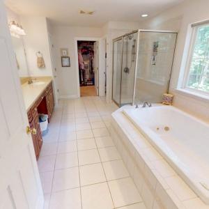 Main Ensuite Bathroom
