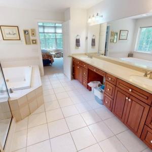 Main Ensuite Bathroom View 3