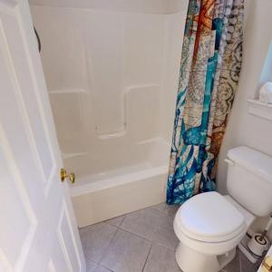 Full Bathroom Upstairs View 2