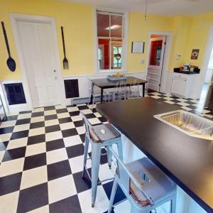 Cool kitchen with peninsula