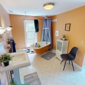 Full bath upstairs to Primary suite