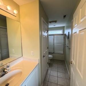 Upstairs full bathroom.